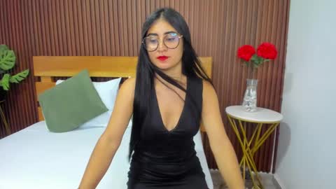 Snapshot of evelin_leroy chatting on December 20, 12:27 pm BELLA online show from December 20, 12:27 pm