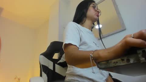 Snapshot of evelin_leroy chatting on September 29, 11:59 am BELLA online show from September 29, 11:59 am