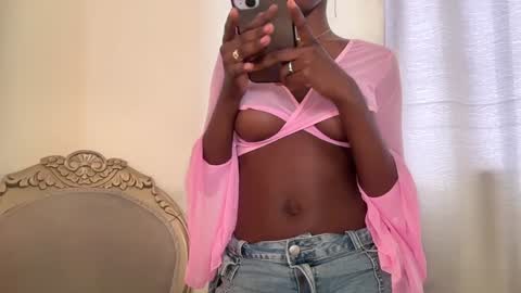 E V E L Y N  online show from January 7, 1:46 pm