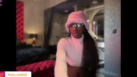 E V E L Y N  online show from February 2, 12:35 pm