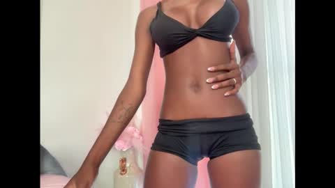 E V E L Y N  online show from September 9, 2:06 pm