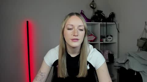 evelynblond online show from April 9, 12:32 pm