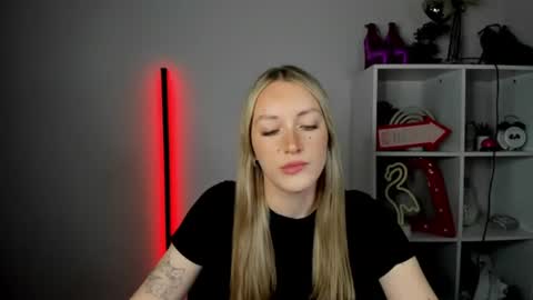 evelynblond online show from June 15, 12:38 pm