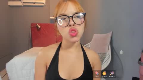 Snapshot of everyh chatting on October 9, 8:13 pm Sophia online show from October 9, 8:13 pm