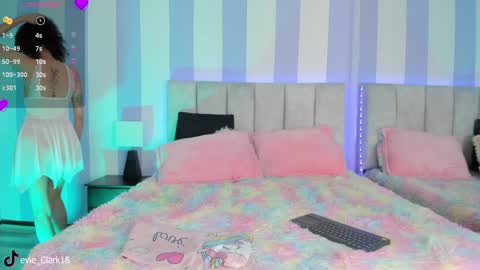 Snapshot of evie_clark_ chatting on December 14, 5:14 pm My name is Evie nice to meet you really get to know me better private is open online show from December 14, 5:14 pm