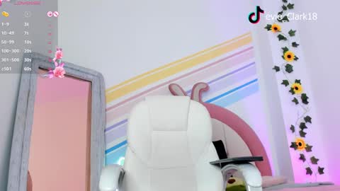 Snapshot of evie_clark_ chatting on March 4, 7:54 pm My name is Evie nice to meet you really get to know me better private is open online show from March 4, 7:54 pm