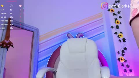Snapshot of evie_clark_ chatting on February 21, 7:32 pm My name is Evie nice to meet you really get to know me better private is open online show from February 21, 7:32 pm