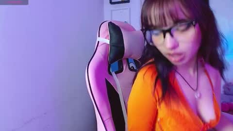 Evie Cloud online show from December 3, 6:35 am