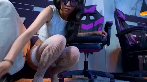 eviegothel_ online show from March 18, 12:54 pm