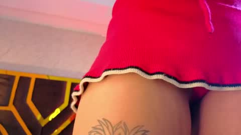 ey_im_simone_ online show from July 28, 4:39 pm