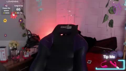 eyes_moonn online show from March 26, 3:14 pm