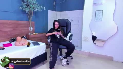 Snapshot of fallen_angel999777 chatting on September 23, 12:03 pm Megan 630 1330 -5 online show from September 23, 12:03 pm