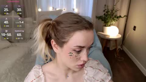 fancyamelia online show from April 25, 1:03 pm