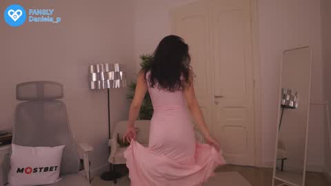Snapshot of feel_our_vibe chatting on December 13, 2:38 pm Daniela online show from December 13, 2:38 pm