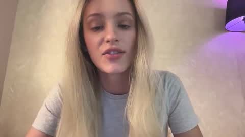 Snapshot of fflloowweerr chatting on October 1, 11:48 am Lisa online show from October 1, 11:48 am
