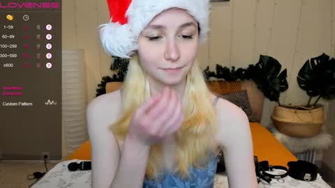 Snapshot of fleximona chatting on December 13, 9:47 am FlexiMona online show from December 13, 9:47 am