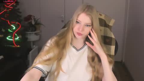 Mia online show from December 18, 4:01 pm