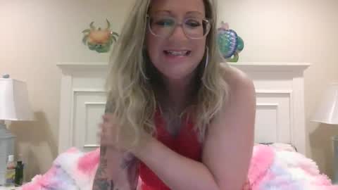 Snapshot of forevermilfxoxo chatting on February 12, 10:37 pm Aleesa online show from February 12, 10:37 pm