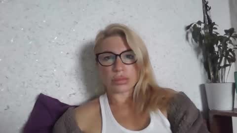 Snapshot of fox_red_lady7 chatting on October 11, 9:36 am fox_red_lady7 online show from October 11, 9:36 am