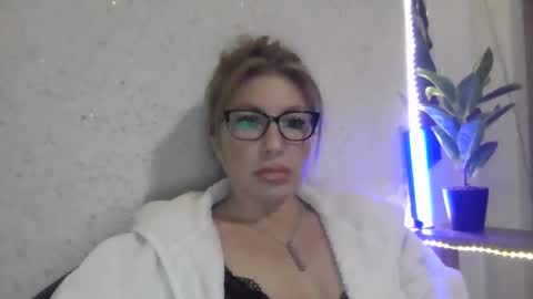 Snapshot of fox_red_lady7 chatting on February 20, 6:13 pm fox_red_lady7 online show from February 20, 6:13 pm