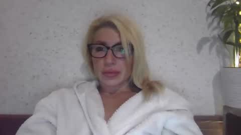 Snapshot of fox_red_lady7 chatting on October 16, 8:55 pm fox_red_lady7 online show from October 16, 8:55 pm