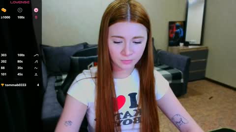 Snapshot of freckle_diyana chatting on December 15, 3:42 pm Diyana online show from December 15, 3:42 pm
