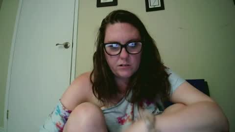 fuzzypeaches87 online show from June 16, 2:45 am