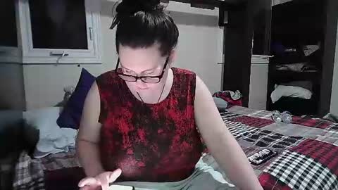 fuzzypeaches87 online show from December 5, 2:55 am