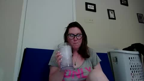 fuzzypeaches87 online show from June 11, 2:22 am