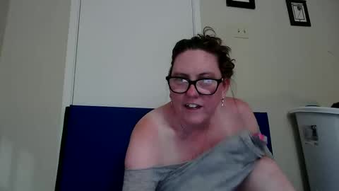fuzzypeaches87 online show from June 11, 2:53 am