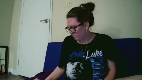 fuzzypeaches87 online show from June 15, 2:34 am