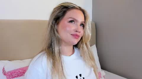Gaia Baker  online show from June 25, 3:39 am
