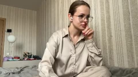 Mia online show from December 17, 9:13 am