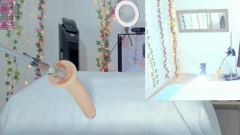 Snapshot of genesis__love_ chatting on October 13, 9:23 am Genesis online show from October 13, 9:23 am