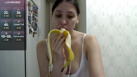 genev__ievee online show from May 30, 8:05 pm