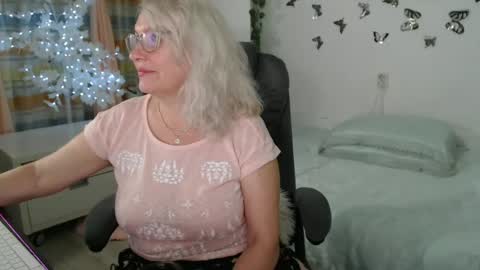 Ghertrudequeen online show from June 19, 4:17 am