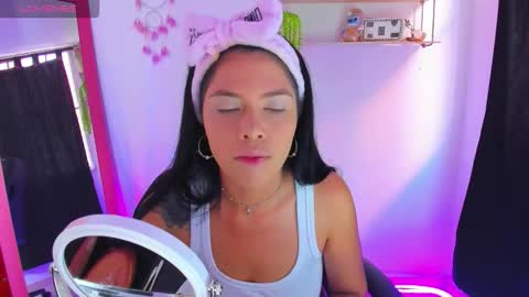 giaaaa   online show from January 17, 9:55 pm