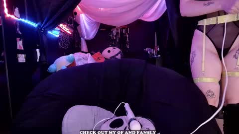 Snapshot of gigglemethis22 chatting on October 1, 8:25 pm Giggles online show from October 1, 8:25 pm