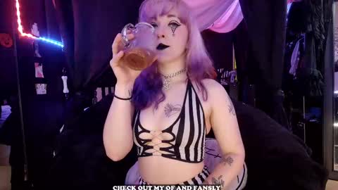 Snapshot of gigglemethis22 chatting on September 21, 6:39 pm Giggles online show from September 21, 6:39 pm