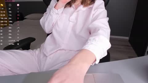 gigihadd online show from March 5, 3:08 pm