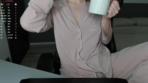 gigihadd online show from February 1, 1:54 pm