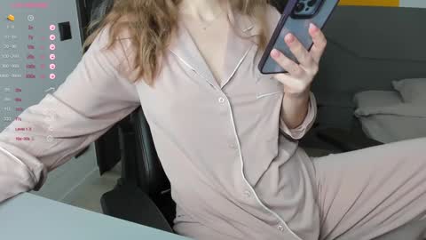 Snapshot of gigihadd chatting on January 25, 2:08 pm gigihadd online show from January 25, 2:08 pm