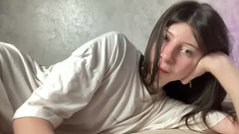 girl_cute007 online show from August 4, 10:38 pm
