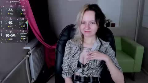 Snapshot of girl_next_doorr chatting on October 23, 1:17 pm girl_next_doorr online show from October 23, 1:17 pm