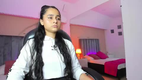 GISELLE ROLDAN online show from June 3, 3:29 am