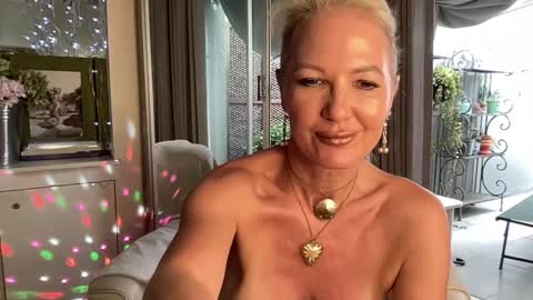 Snapshot of gl1tter_barbie chatting on February 1, 10:48 am Gl1tter Barbie online show from February 1, 10:48 am