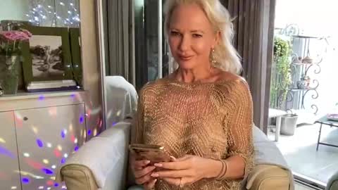 Snapshot of gl1tter_barbie chatting on February 22, 10:18 am Gl1tter Barbie online show from February 22, 10:18 am