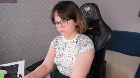 Snapshot of glimmer_goddesss chatting on September 13, 8:33 am glimmer_goddesss online show from September 13, 8:33 am