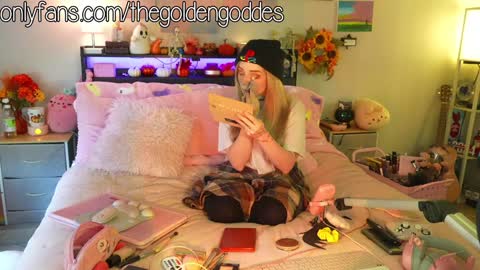 Snapshot of goldengoddessxxx chatting on October 3, 5:07 pm Sammy online show from October 3, 5:07 pm