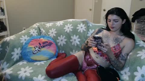 Snapshot of grumpytwo chatting on December 19, 2:23 am grumpytwo online show from December 19, 2:23 am